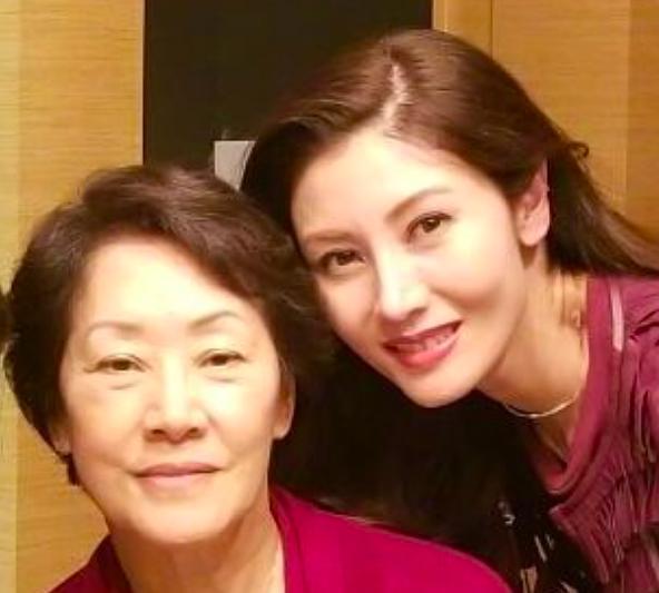 李嘉欣80岁母合照「冻龄美貌不输女儿」 年轻曾被星探